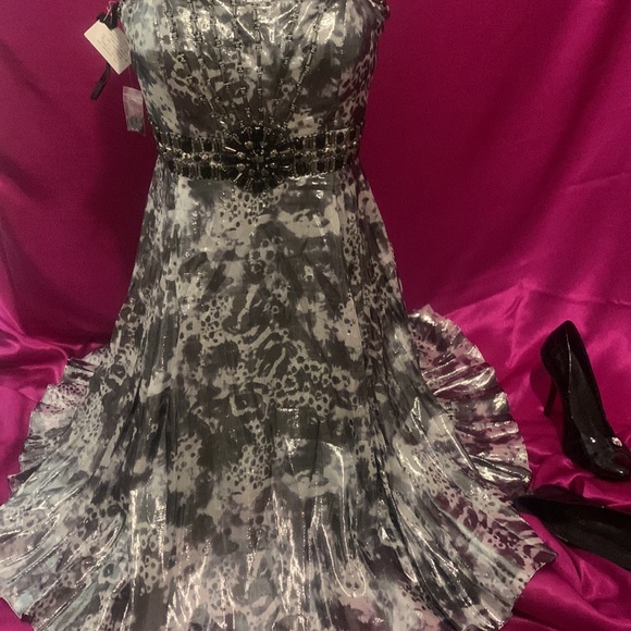 NWT Simon Chang Size 10 sequin cocktail dress. Metallic silver and black - Picture 2 of 10